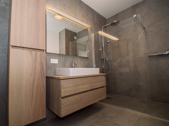 Kleine badkamer met prachtige materiaalkeuze