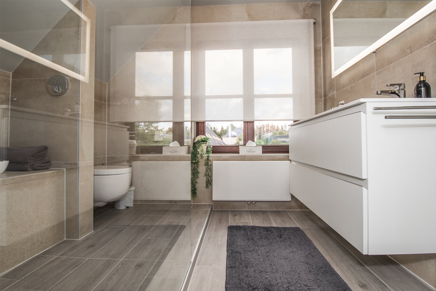 Een ruim gevoel dankzij open inloopdouche met glazen douchescherm