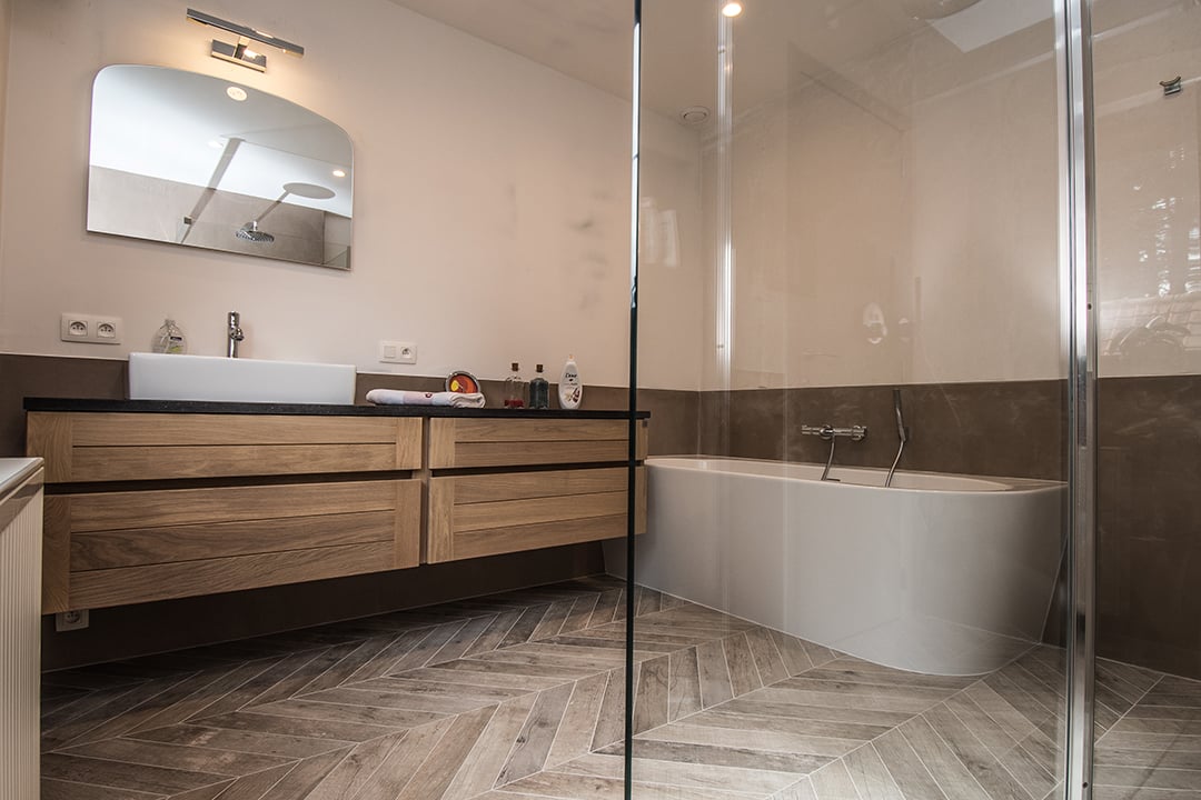 Een luxueus bad en een ruim badkamermeubel